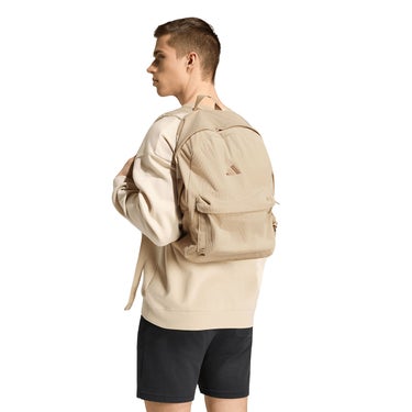 アディダス adidas エッセンシャルズ マテリアル バックパック ベージュ WM080 KH4601 背面パネル ディテール