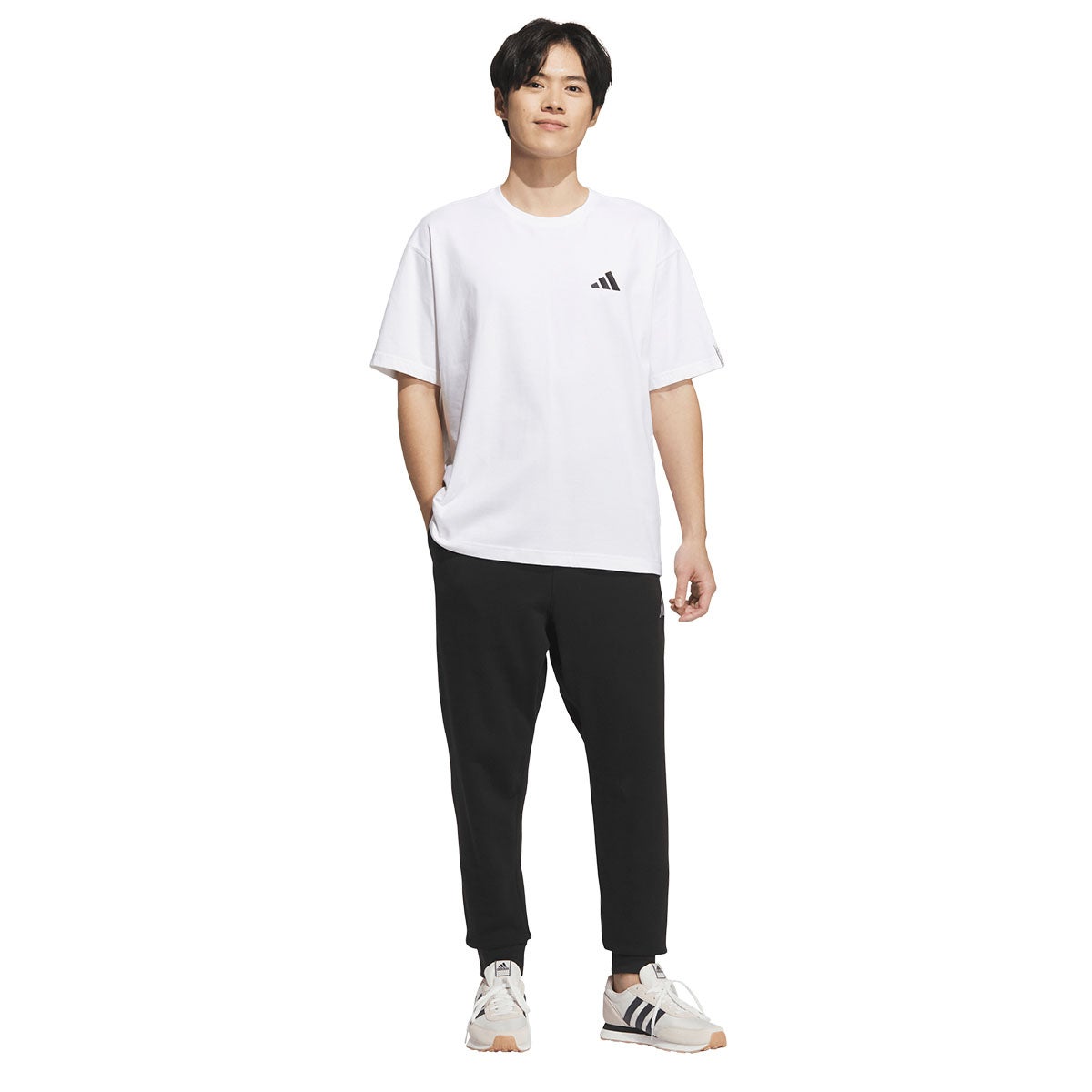 アディダス adidas エッセンシャルズ プラス レギュラーフィット スモールロゴ フレンチテリー カフパンツ JUP91 着用イメージ