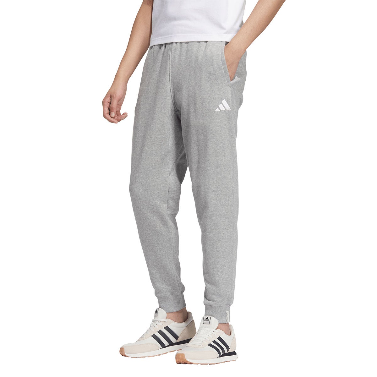 アディダス adidas エッセンシャルズ プラス レギュラーフィット スモールロゴ フレンチテリー カフパンツ JUP91 商品ディテール